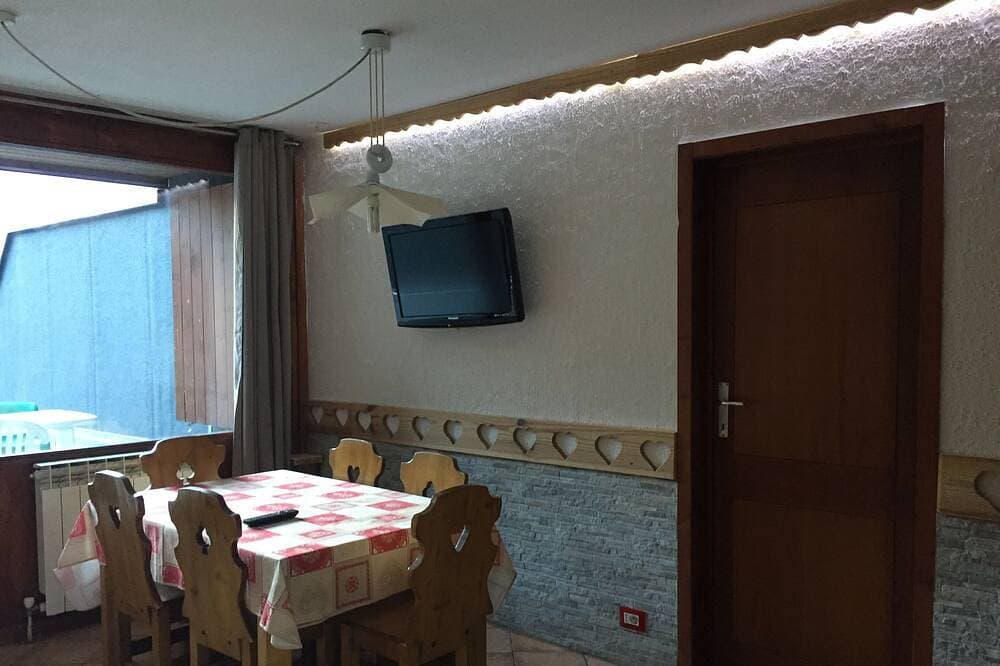 Foto 7 von 12: Panoramische Zwei-Zimmer-Wohnung mit Terrassen in Cervinia. Blick auf die Skipisten. WLAN inklusive.