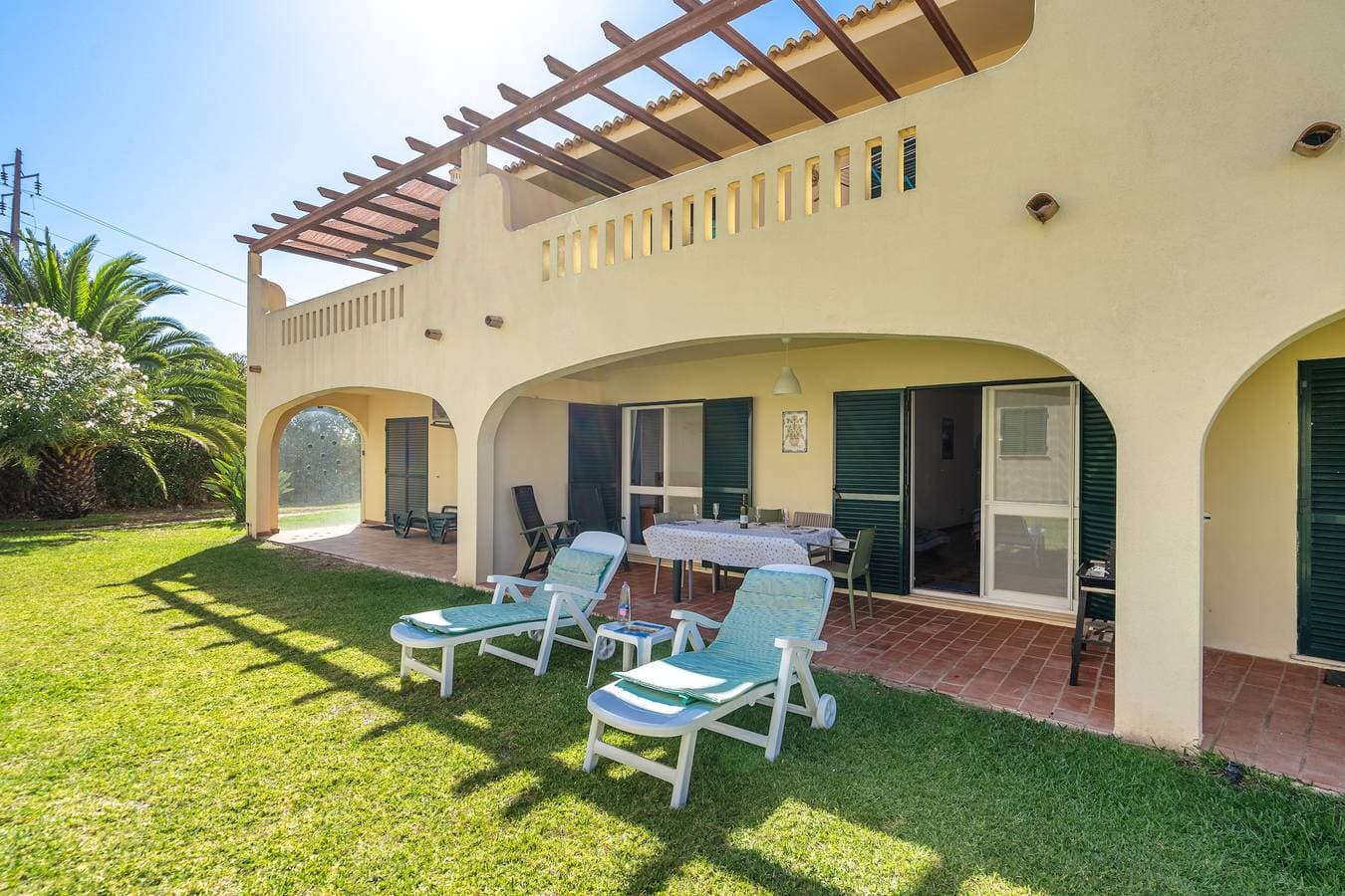 Foto 2 von 28: Ferienwohnung 'Casa verão Azul - Porches' mit Gemeinschaftspool, privater Terrasse und WLAN