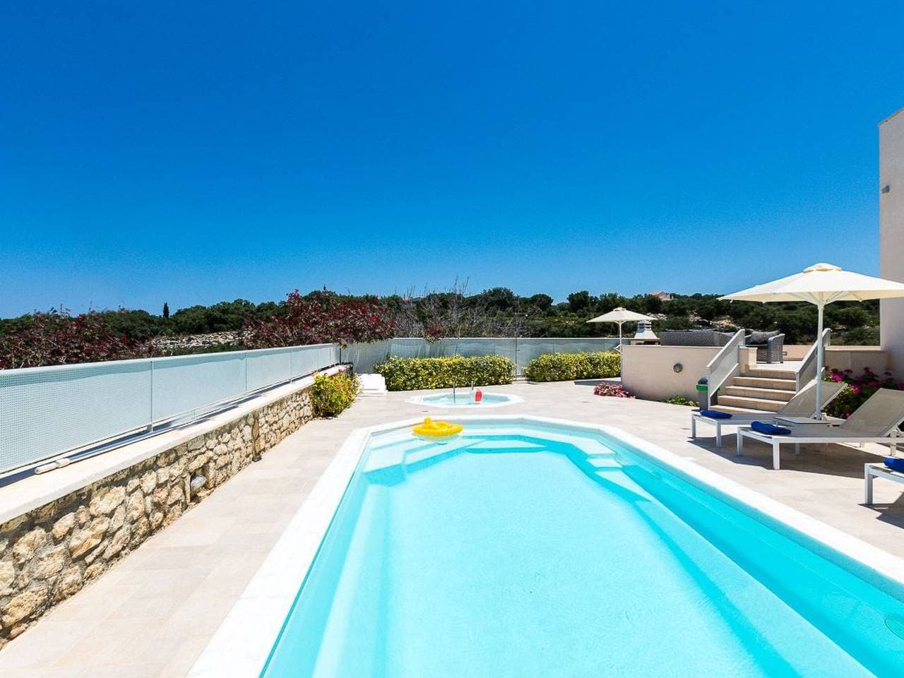 Foto 8 von 49: Deluxe Villa Ianthos - Whirlpool im Freien, Kinderpool