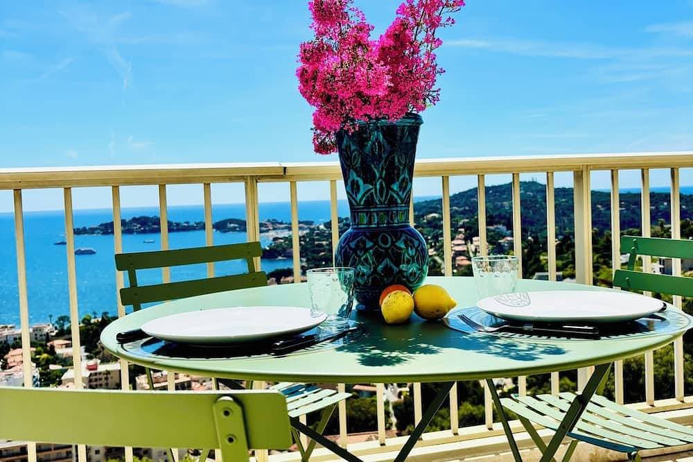 Studio with balcony and parking, breathtaking view of Cap-Ferrat and the sea! 1