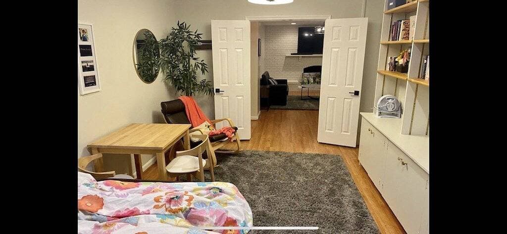 Foto 4 von 20: Geräumige 1-Zimmer moderne Kellerwohnung in der Nähe von Gmu mit privatem Eingang - Aktualisierte Annehmlichkeiten