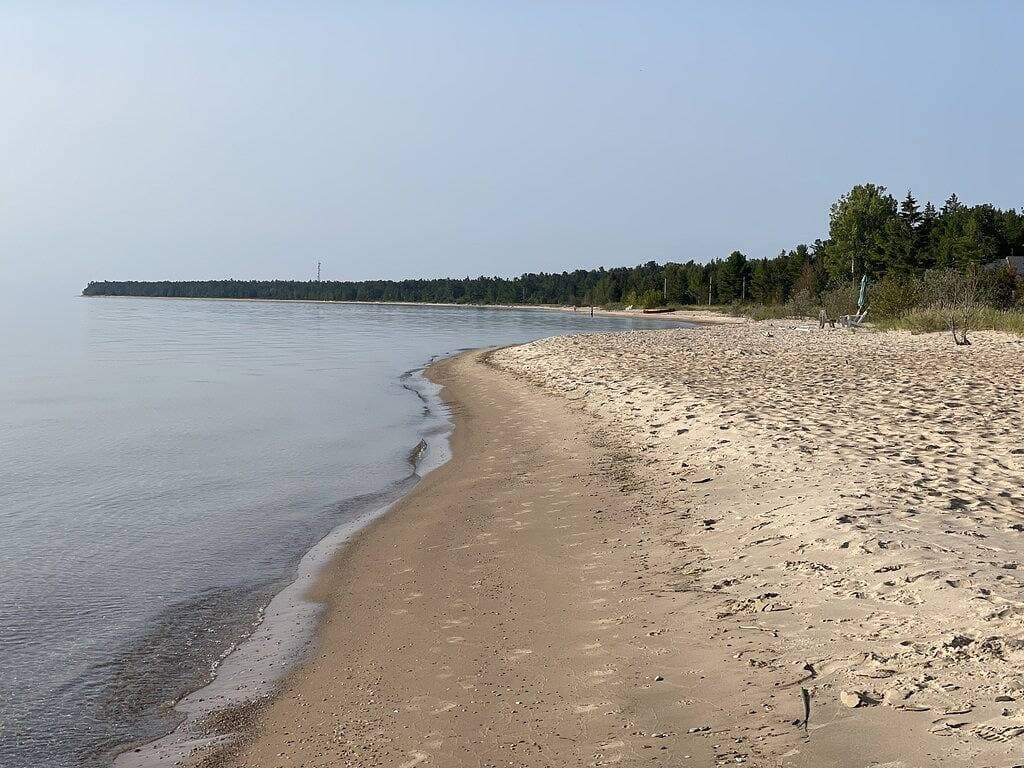 Foto 13 von 20: Lakefront Cottage on Soft Sand