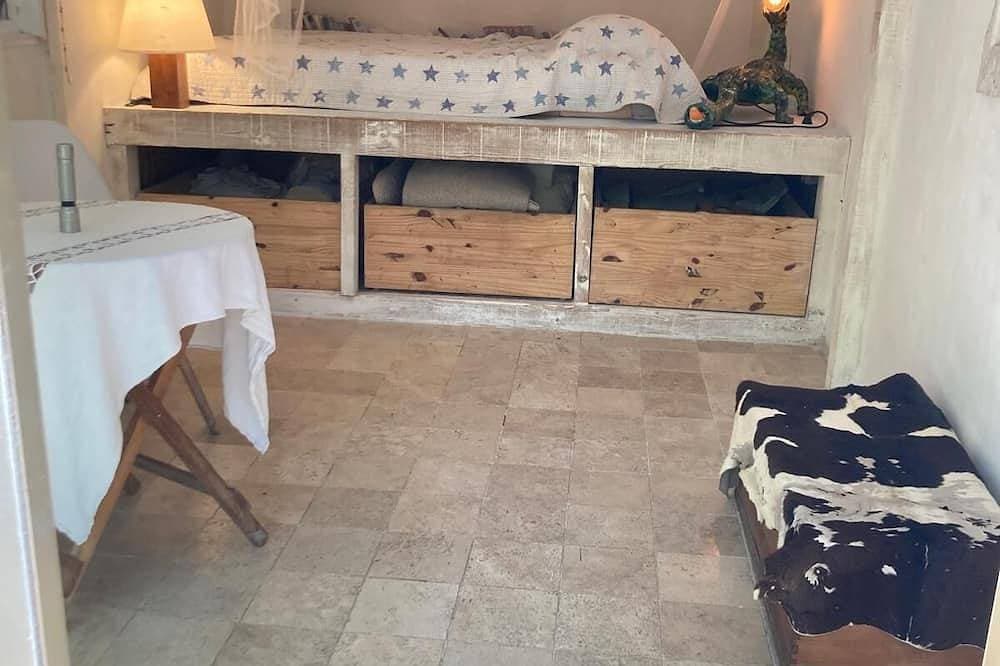 Foto 2 von 30: Terre libre 2, glamping. Hutt with garden and access to a river.