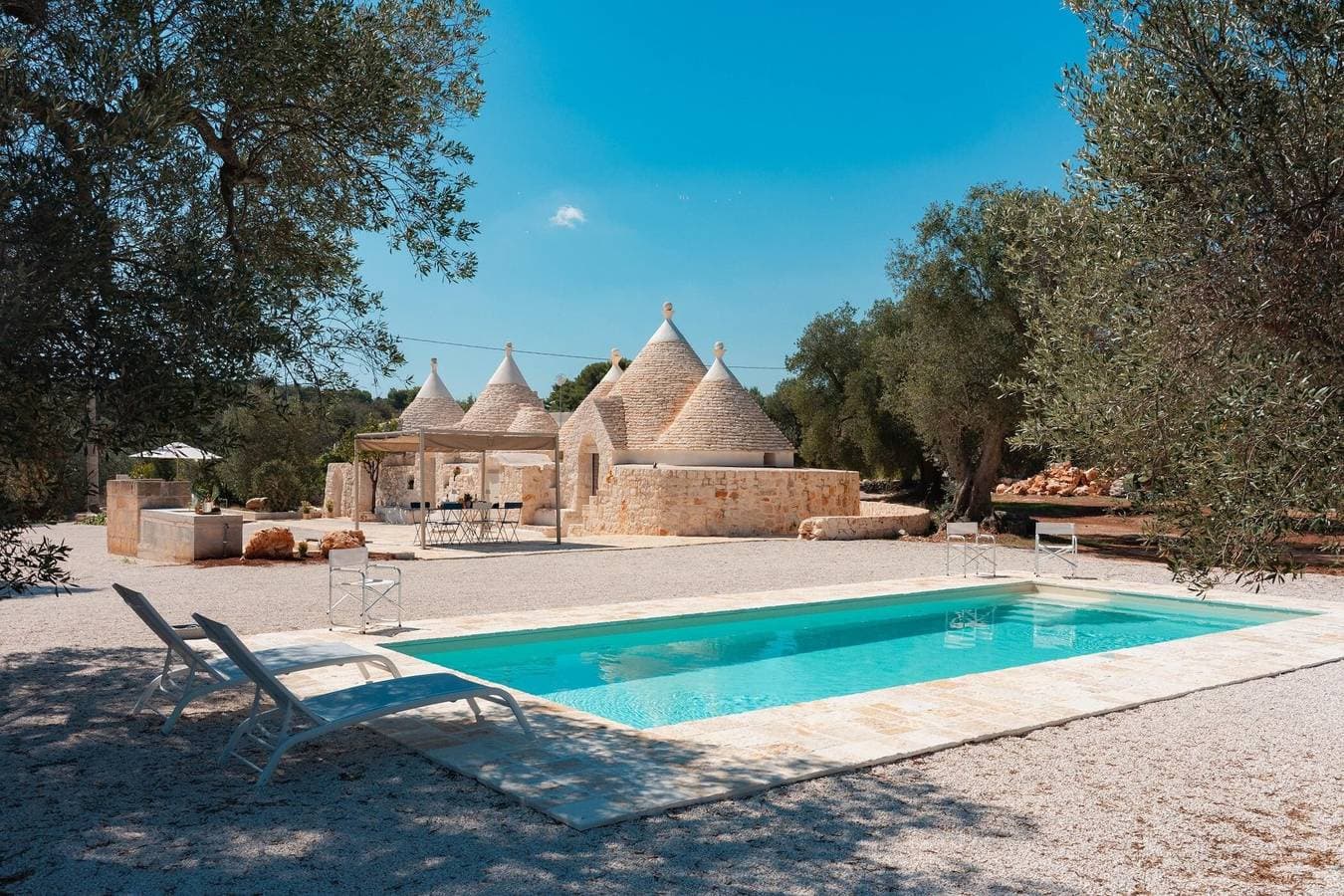 Foto 2 von 33: Trulli Scacciapensieri mit privatem Pool in der apulischen Landschaft