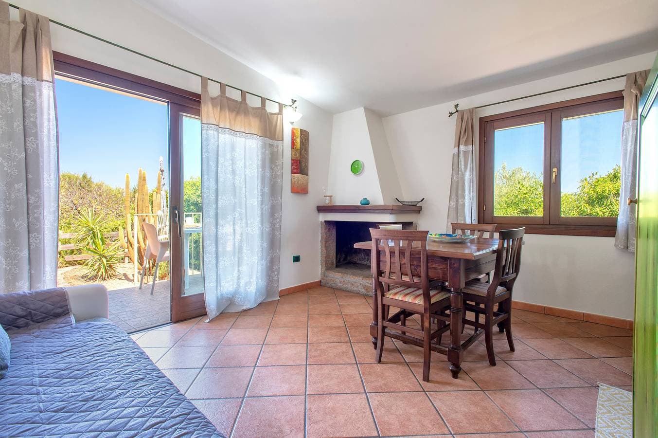 Foto 4 von 33: Ferienhaus „Vista Mozzafiato ad Isola Rossa“ mit Meerblick, privater Terrasse & Klimaanlage