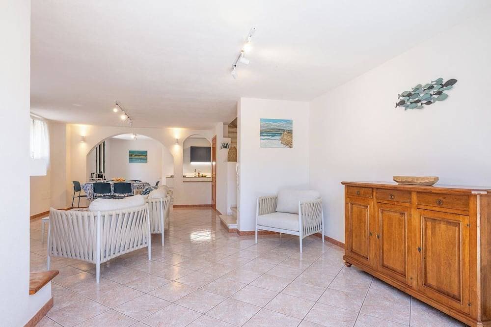 Foto 5 von 30: Just 50 steps from the beach: Vacation Home for 9 Guests & BBQ