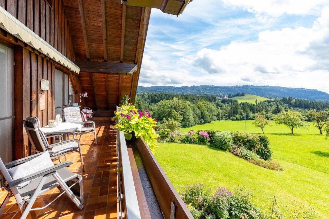 Foto 2 von 27: Ferienwohnung "Säntisblick" mit Bergblick, WLAN, 15m² überdachter Süd-Balkon, Haustiere auf Anfrage