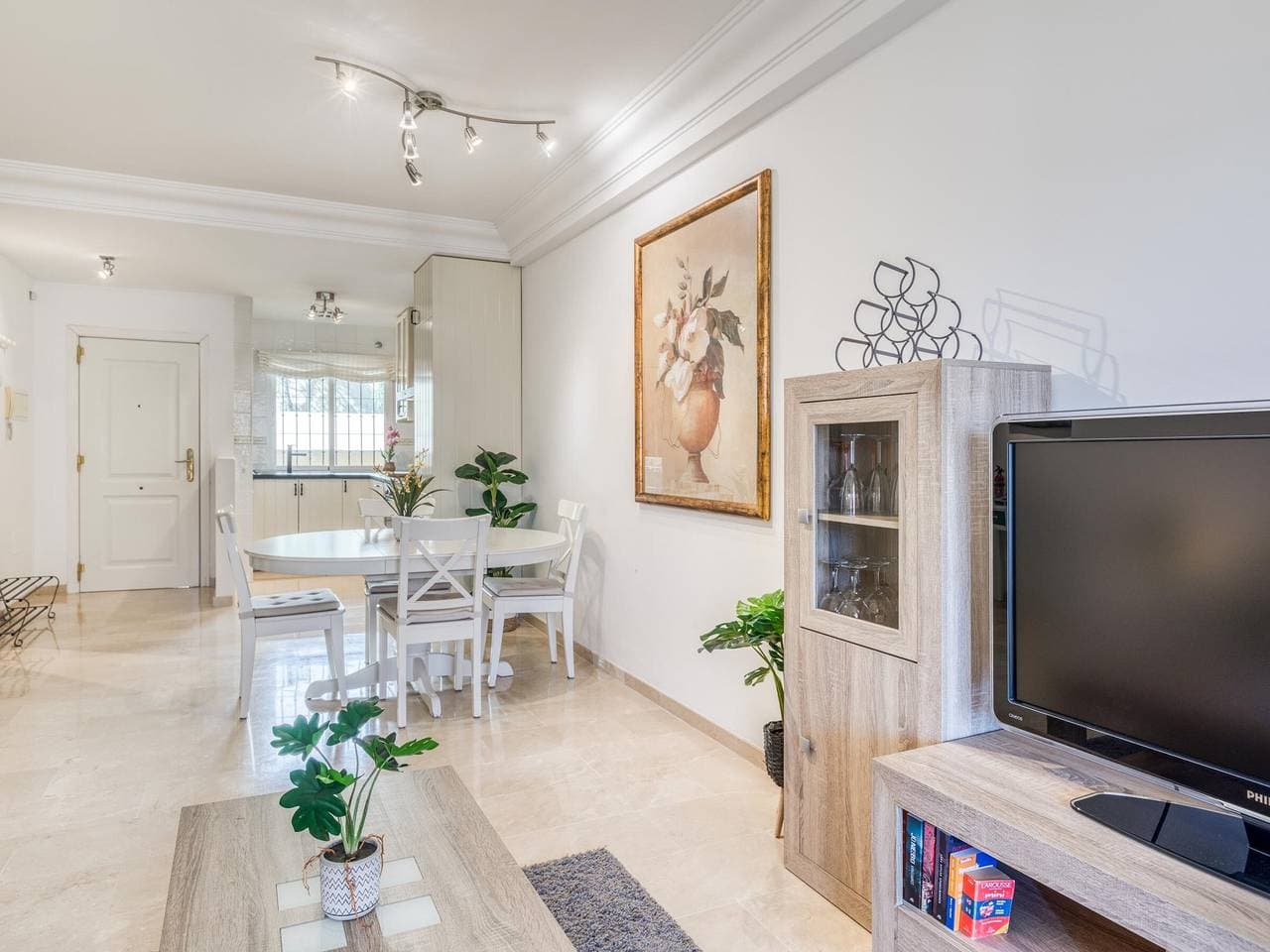 Foto 5 von 25: Helles Apartment mit Terrasse und Pools, nahe Estepona Hafen, 2 Schlafzimmer, 2 Bäder, WLAN