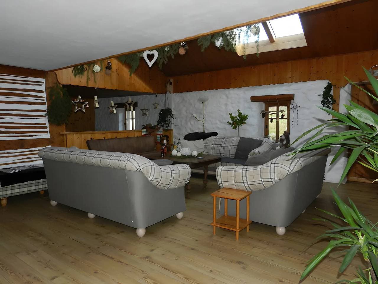 Foto 12 von 22: Gästehaus „Zimmer Göttin der Ernte“ mit Gemeinschaftsterrasse, Garten und WLAN