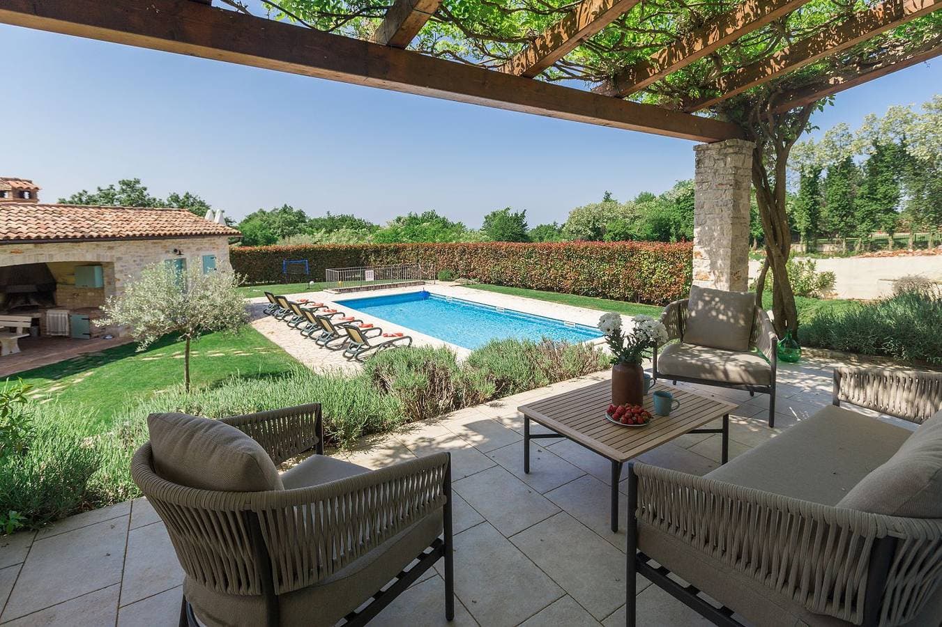 Foto 2 von 39: Mediterrane Steinvilla mit beheiztem Privatpool, aromatischen Mittelmeerpflanzen