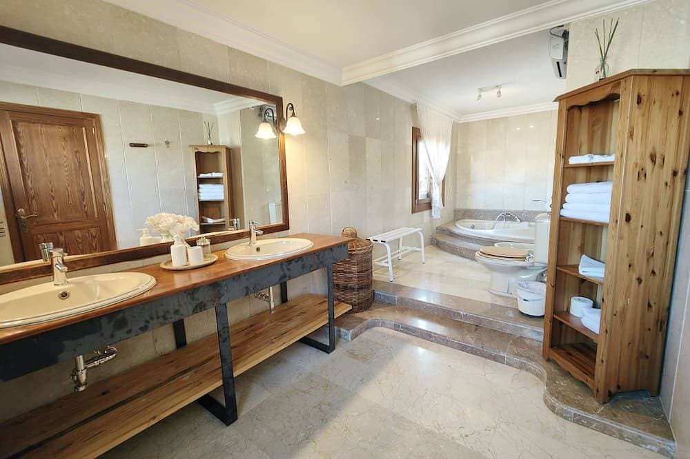 Foto 6 von 30: Casa con Mucho Espacio en Pueblo muy Tranquilo Bien Comunicado. Piscina