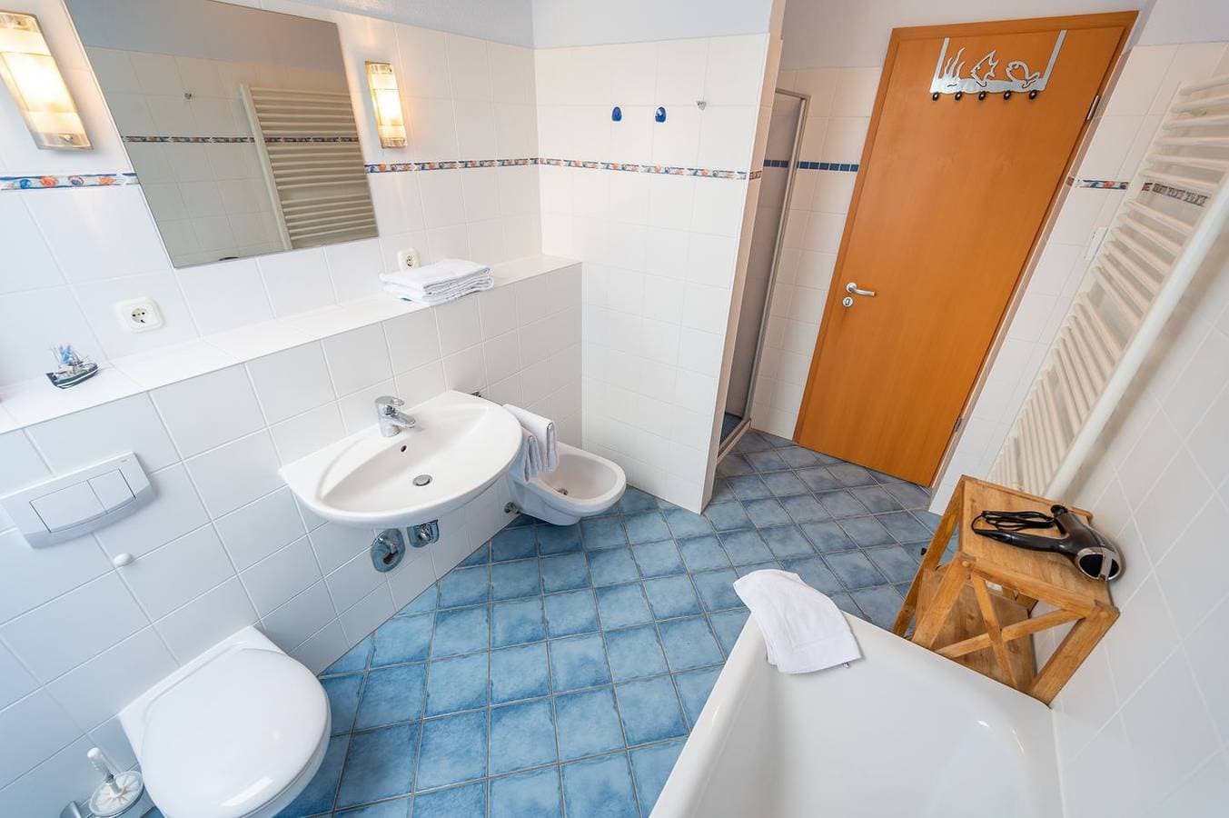Foto 9 von 14: Großzügige Ferienwohnung mit Balkon und Meerblick, direkte Strandlage