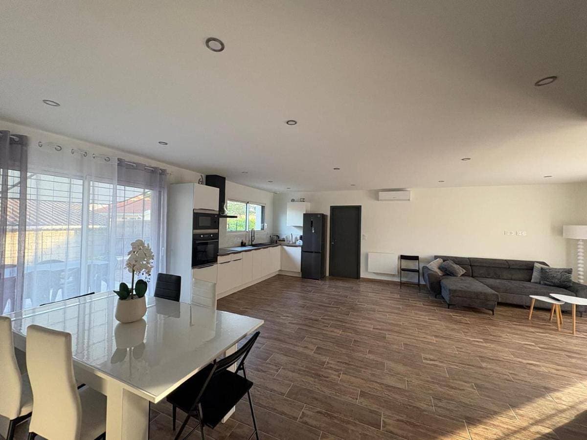 Grande maison neuve 8-9 personnes climatisé 1