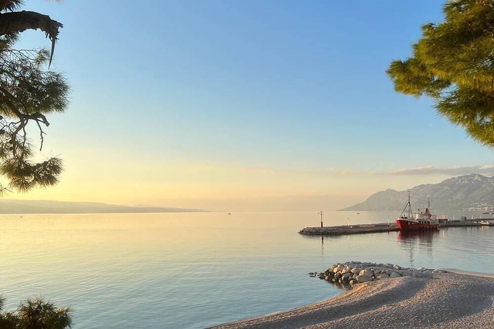 Foto 13 von 16: Central Baška Voda Beachfront Apartment with AC, WiFi, parking & a stunning view