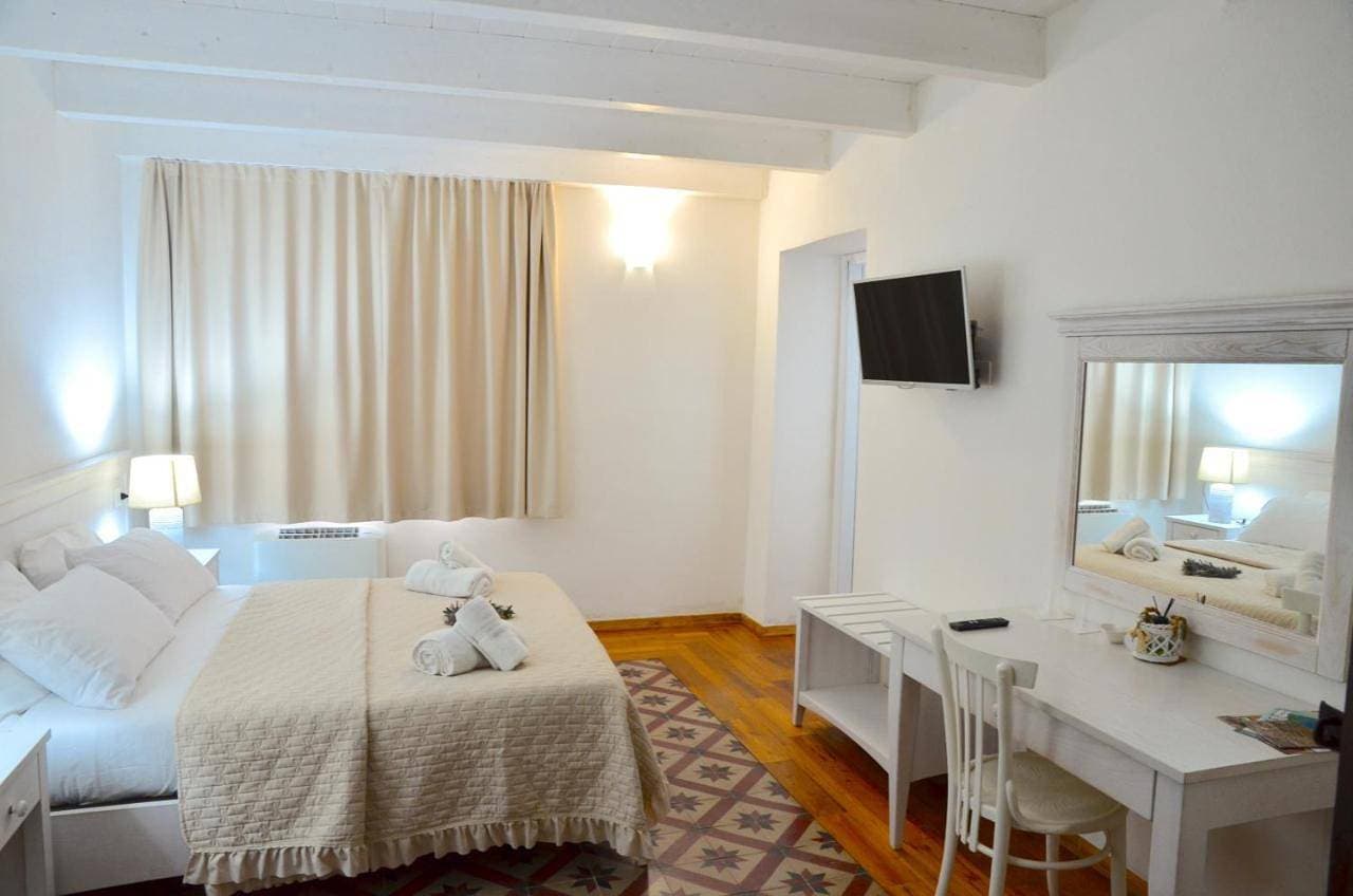 L'Araucaria Guest House - Charming Rooms near Is Arutas and the Sinis Peninsula 1