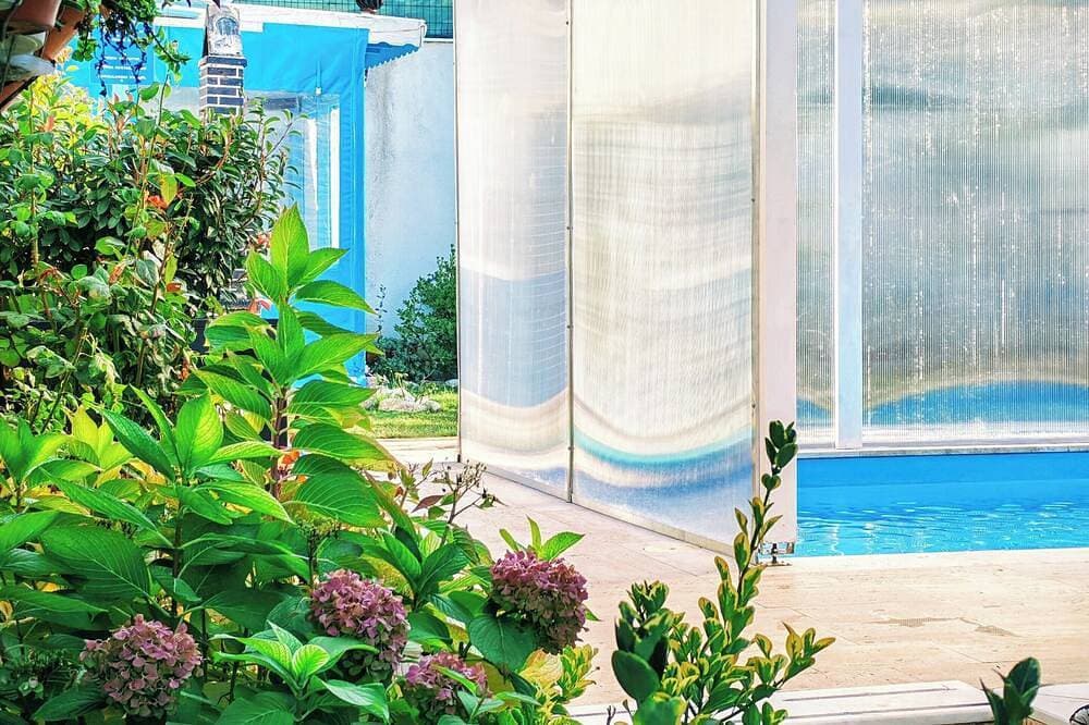Foto 10 von 22: Şilede doğa içinde denize yakın kapalı ısıtmalı havuzlu şömineli barbekülü villa