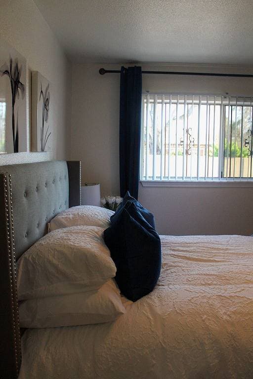 Foto 6 von 44: Lovely 2-Bedroom Rental Unit With Indoor Fireplace