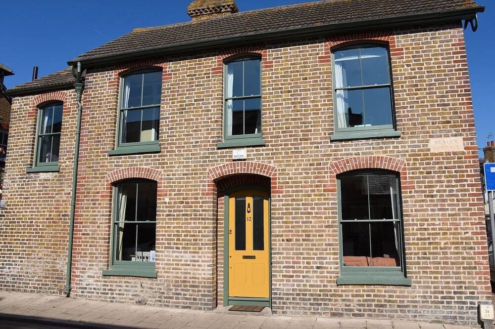 Stylish Whitstable Cottage/ Beach 2 mins/ Courtyard /free parking/dog friendly. 1