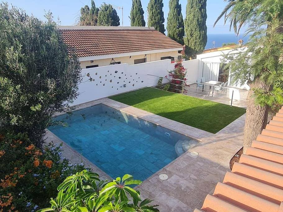 Casa Sandra, private saltwater pool and garden 1