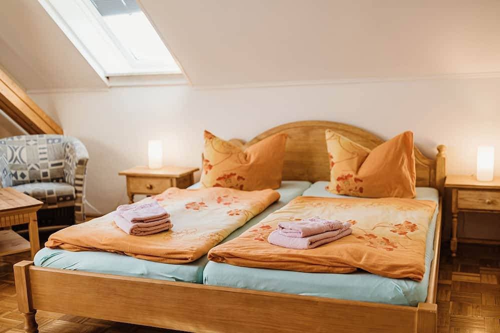 Foto 5 von 17: Zimmer 12 - Rebentisch - Hotel * Ferienwohnungen * Restaurant
