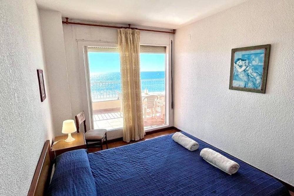 Foto 2 von 23: Geräumiges 4-Zimmer-Apartment direkt am Strand. Rodes-61