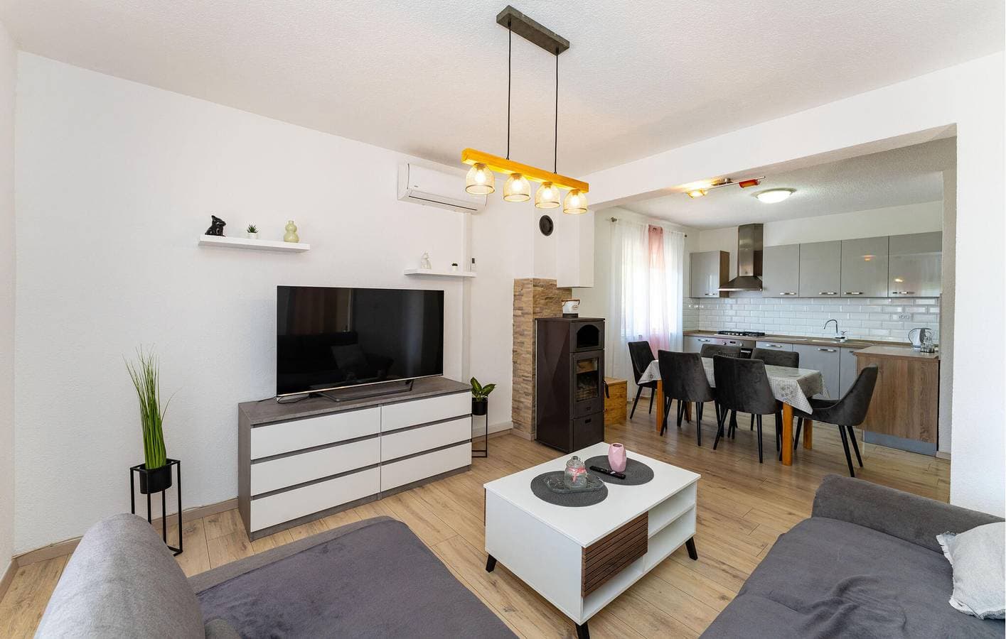 Foto 8 von 38: Gemütliche 70 m² große Ferienwohnung mit Meerblick, Terrasse, WLAN und Küche – 2 km bis zur Küste