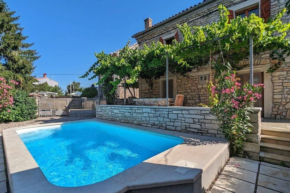Ferienhaus mit Pool und wunderschöner Terrasse 1