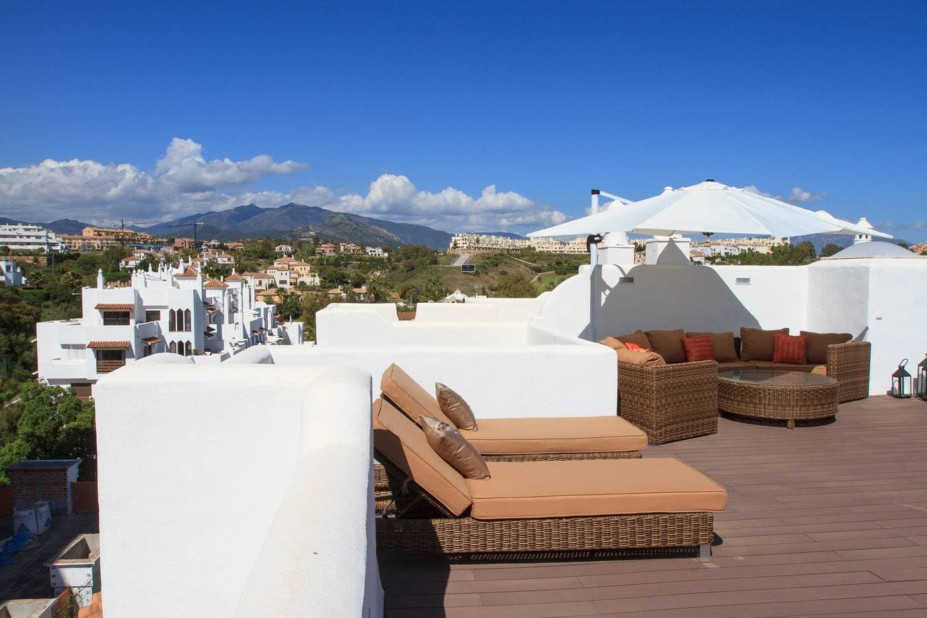 Foto 2 von 38: Top del Golf Hills Marbella - Large roof top lounge terrace