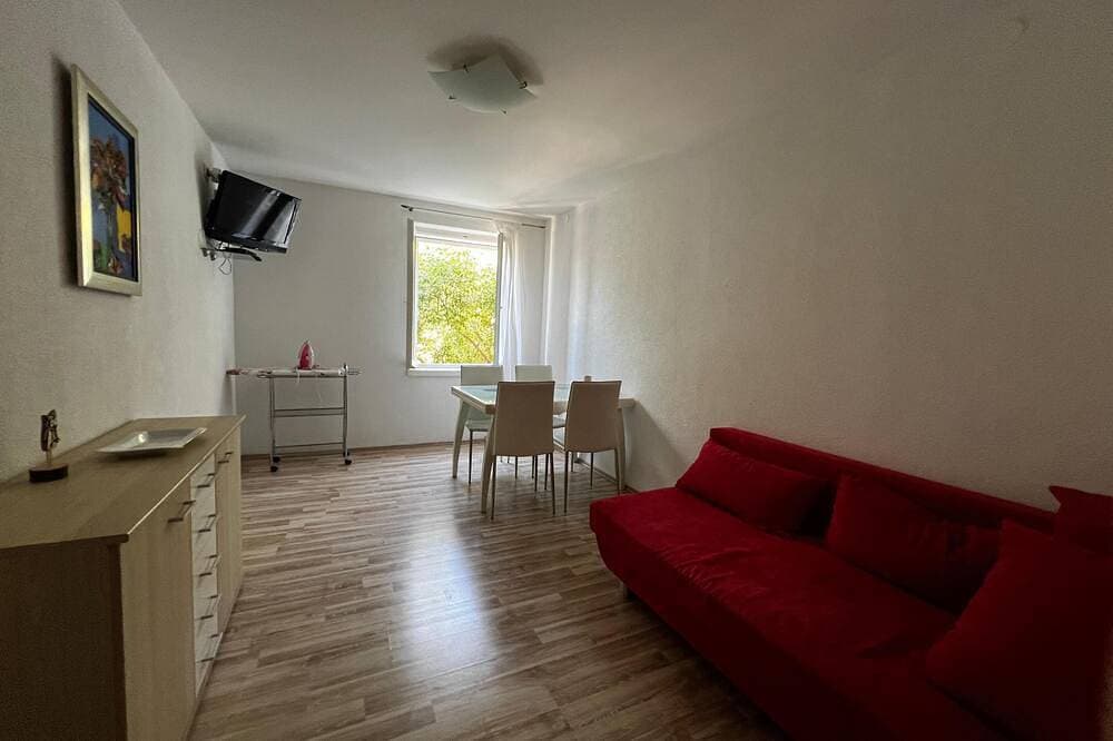 Foto 5 von 16: Central Baška Voda Beachfront Apartment with AC, WiFi, parking & a stunning view