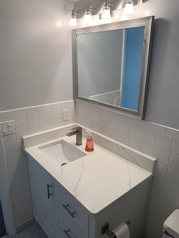 Foto 12 von 24: Modern Décor and Ocean Galore! Newly Renovated Oceanfront Condo sleeps 6