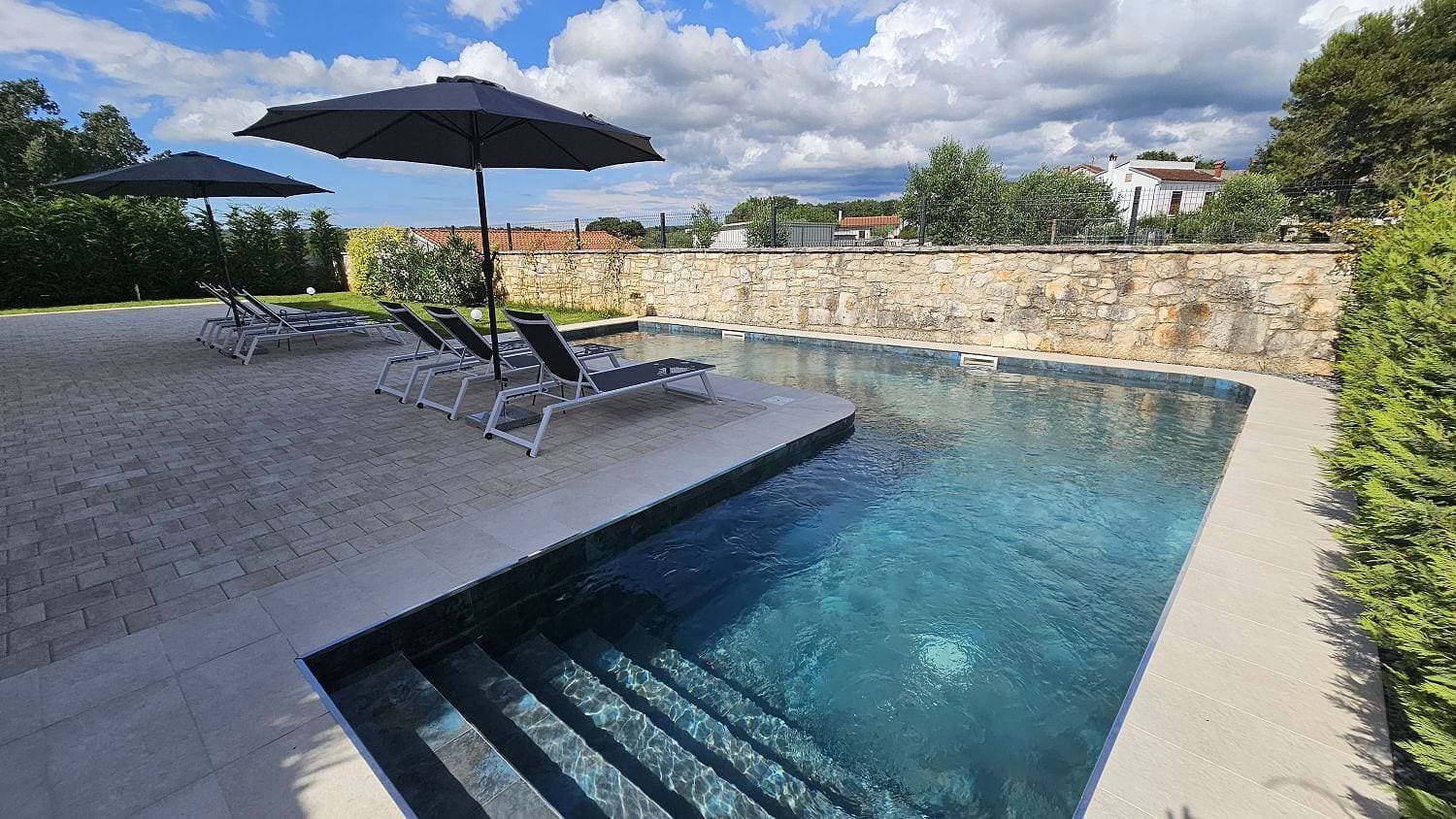 Hundefreundliches Luxusapartment mit Pool, Babybett, Parkplatz, WiFi 1