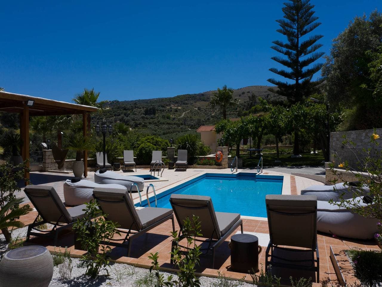 Foto 6 von 55: Villa in Kyrianna mit Pool und Bergblick