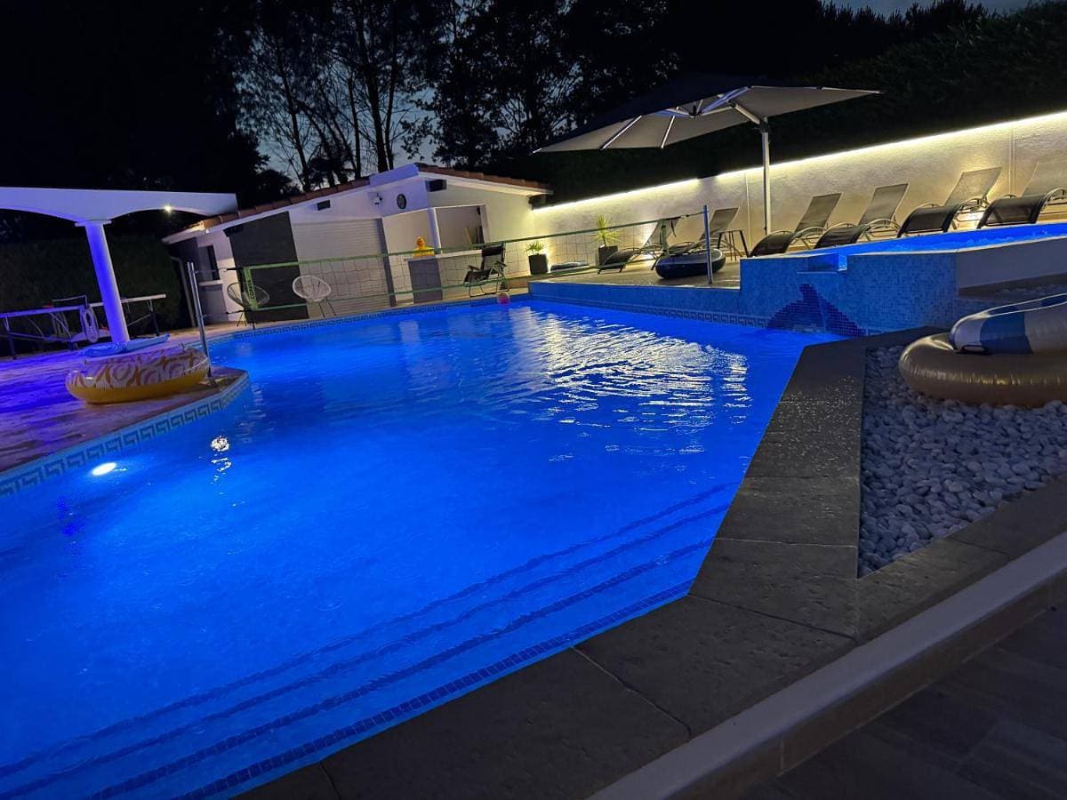 Foto 4 von 84: Villa with Private Pool