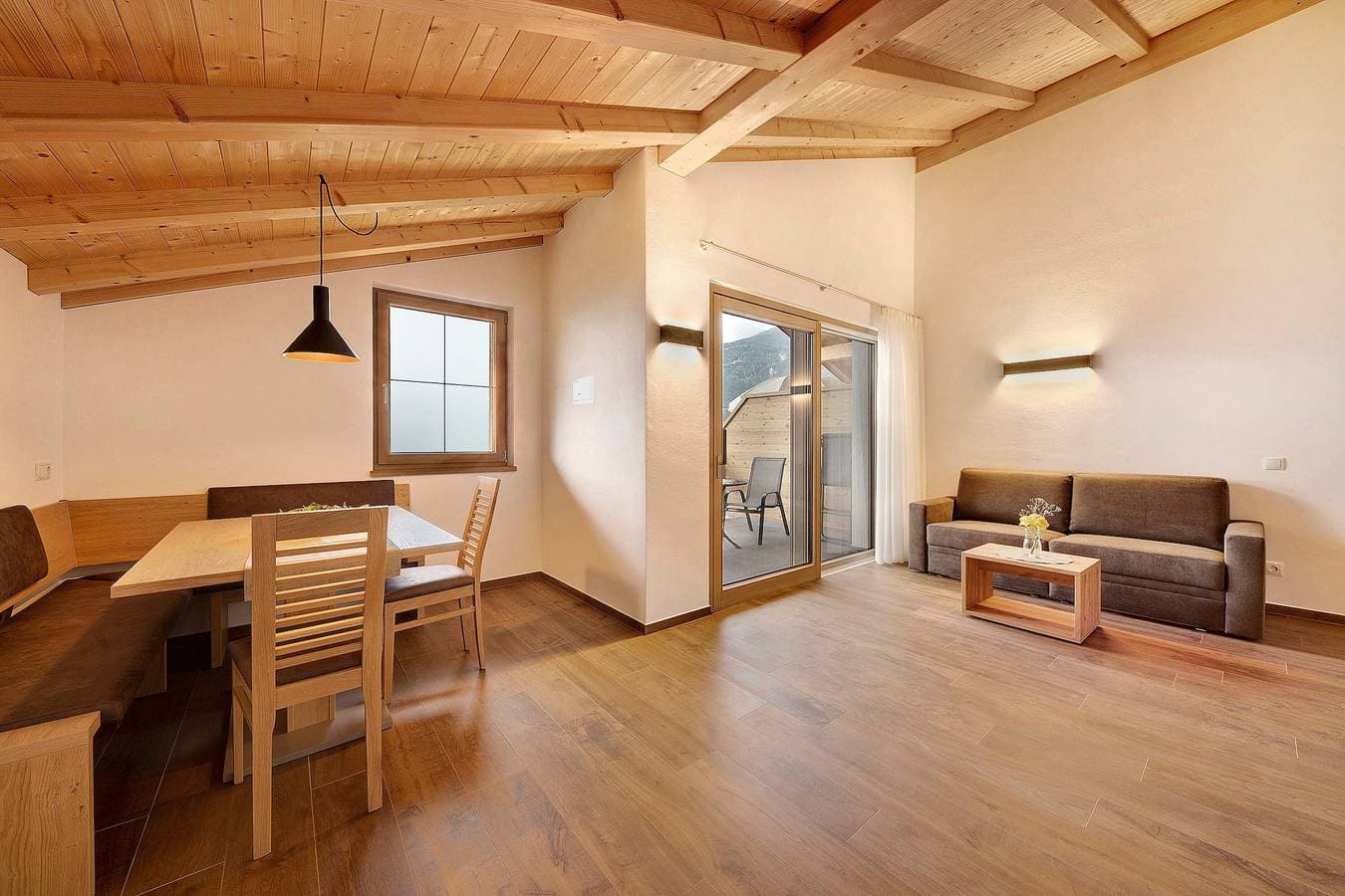 Foto 3 von 23: Ferienwohnung "Rosenblick" mit Bergblick, Terrasse, Balkon & Garten