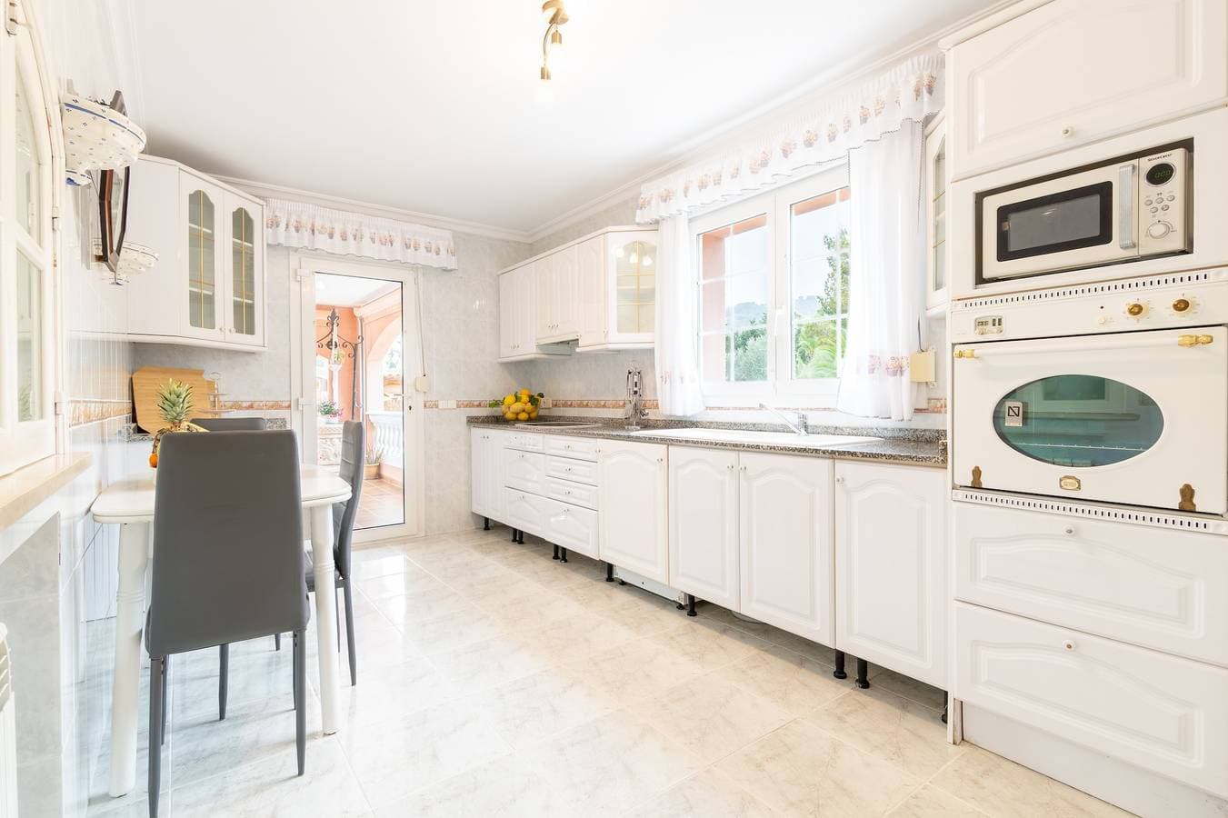 Foto 9 von 31: Villa Epi – Ruhige Villa in Wohngegend mit privatem Pool und Garten