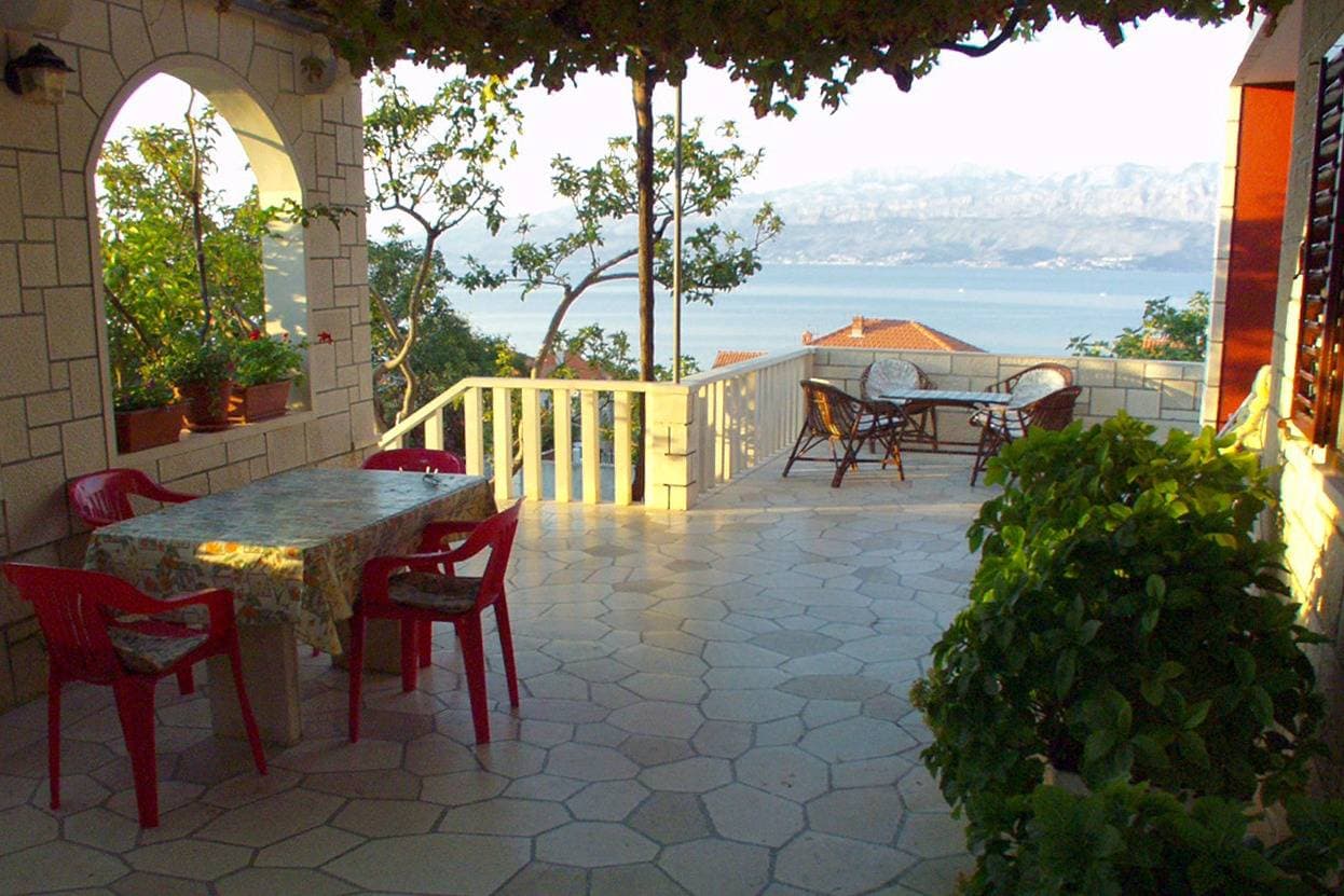 Foto 6 von 28: One bedroom apartment with balcony and sea view Postira, Brač -b