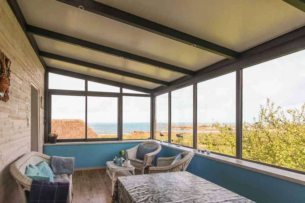 Foto 7 von 22: Haus am Meer mit Kamin und Blumengarten