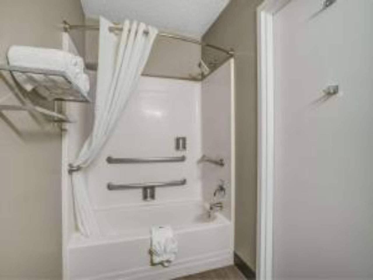 Foto 13 von 16: Ms6 Lompoc | 2 Queensize-Betten | Ada/Badewanne