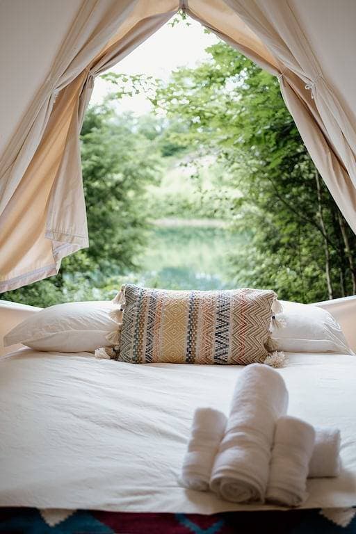 Foto 5 von 34: A-Frame Site 2 | Queen Bed | Pond View