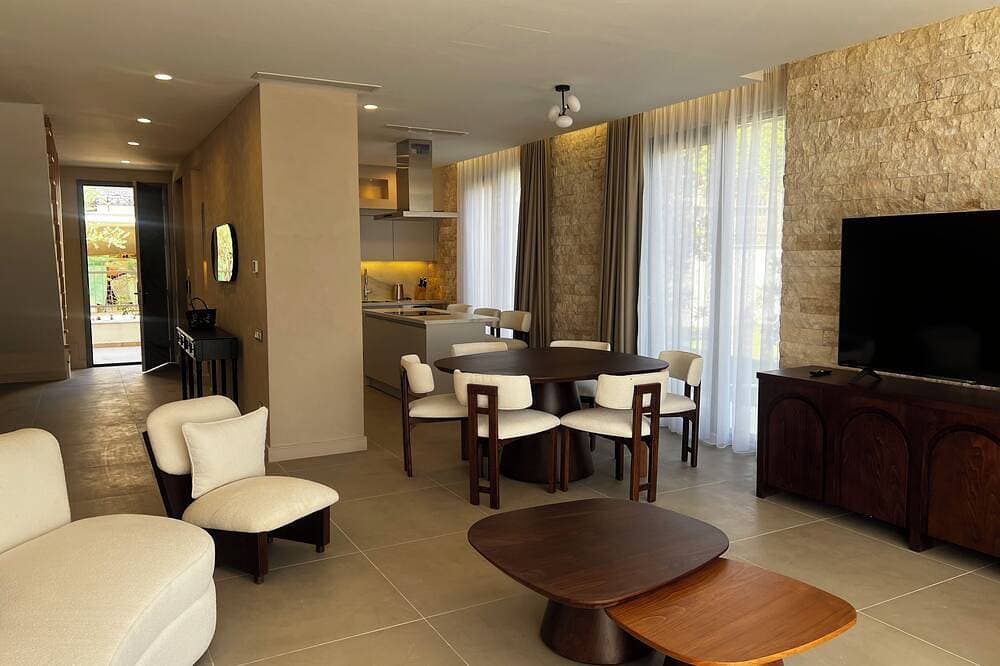 Stylish 4Br Villa w/ Pool near Porto Novi Beach 1