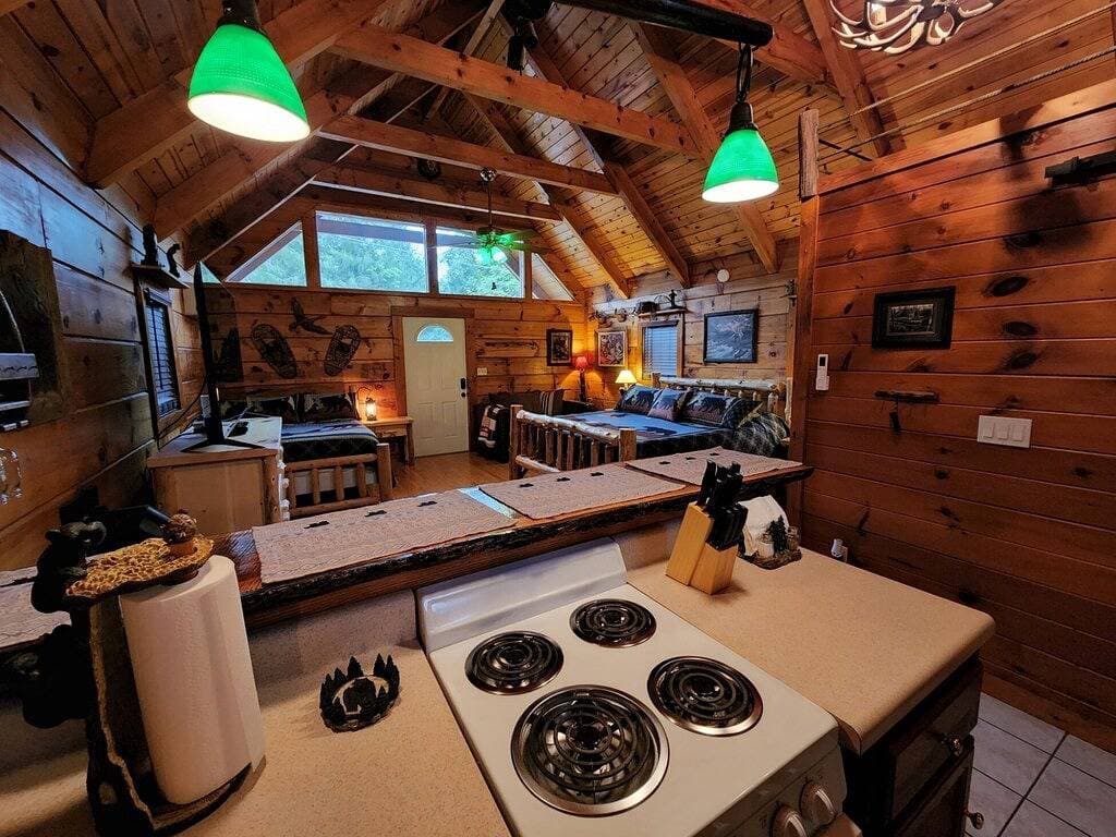 Foto 5 von 41: A Rushing Stream of Dreams Creekside Cabin 1 min to National Park!