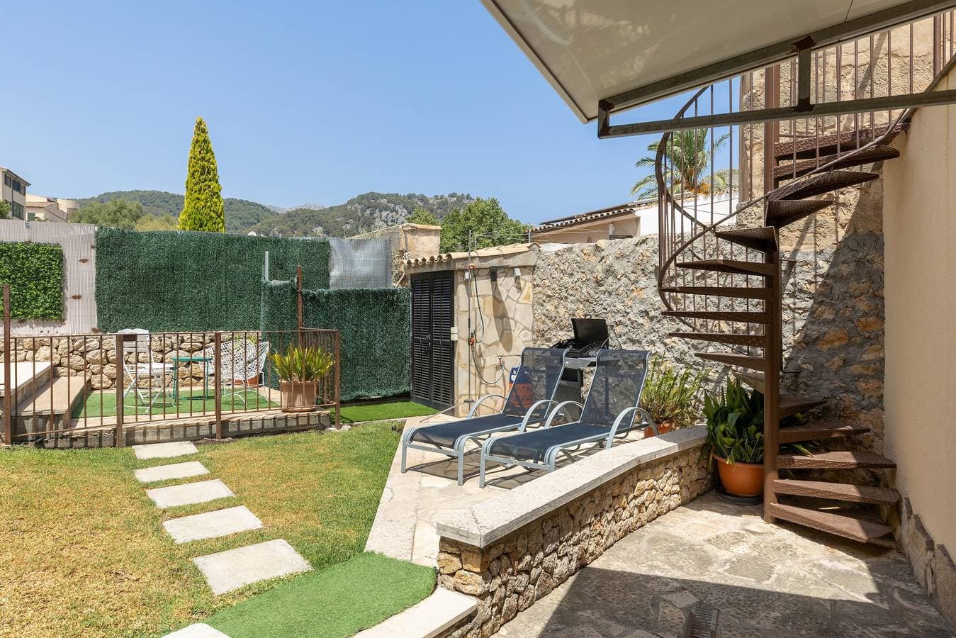 Foto 3 von 34: Ferienhaus „Horta Den Menut“ mit Bergblick, Pool, WLAN, Garten und Terrasse