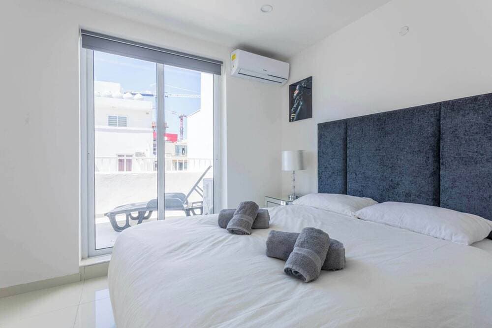 Foto 5 von 29: Terrace & Sea Views - Saint Julian's Spacious 3Br