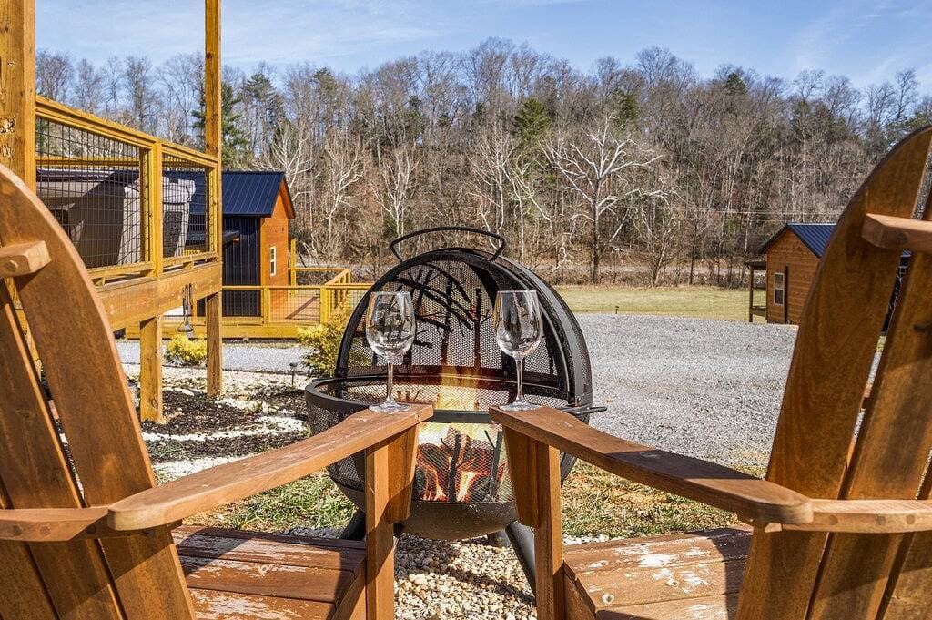 Foto 5 von 48: ☆Newly Build Cabin☆ Hot Tub ◇ Fire Pit ◇ Fireplace ◇ Dog-friendly