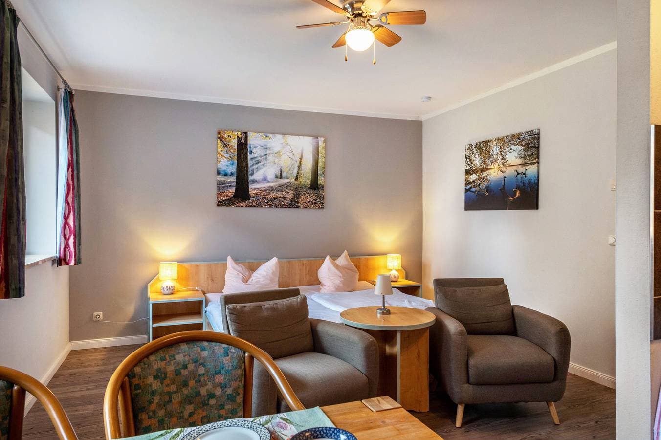 Foto 5 von 29: Einzimmerapartment 'Fewo Inselblick - Am Schweriner See' mit Seeblick, privater Terrasse und Wi-Fi