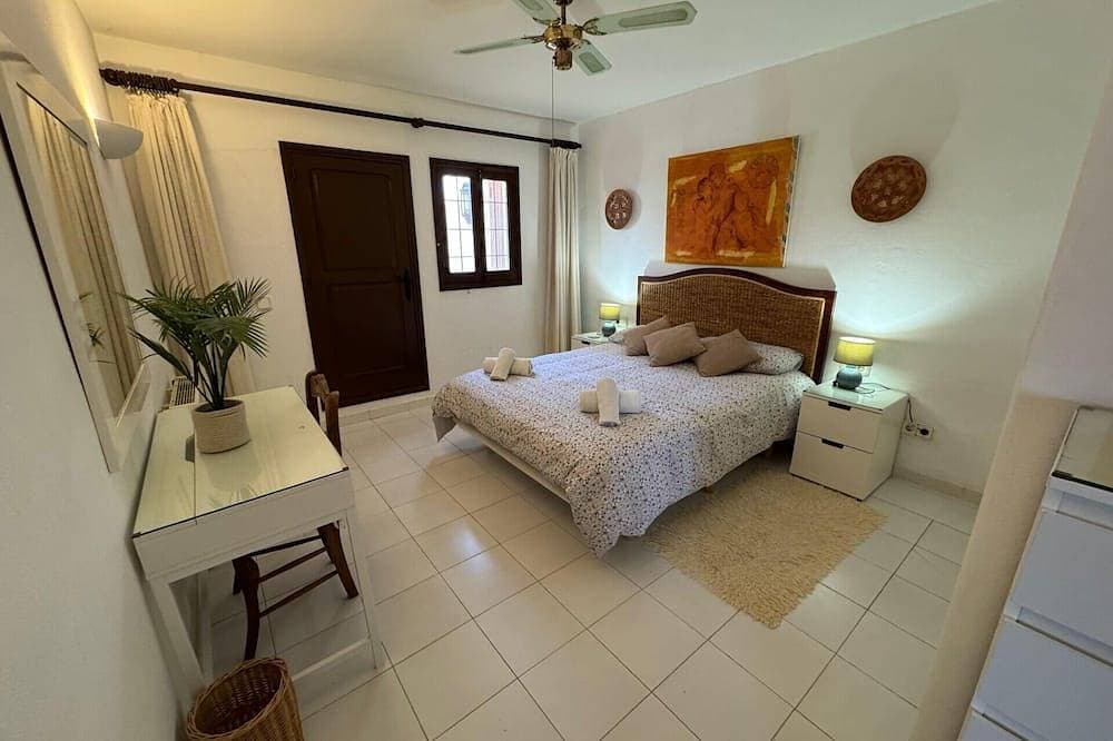 Foto 3 von 24: Tranquil Villa Escape - family sized hillside Villa with private swimming pool