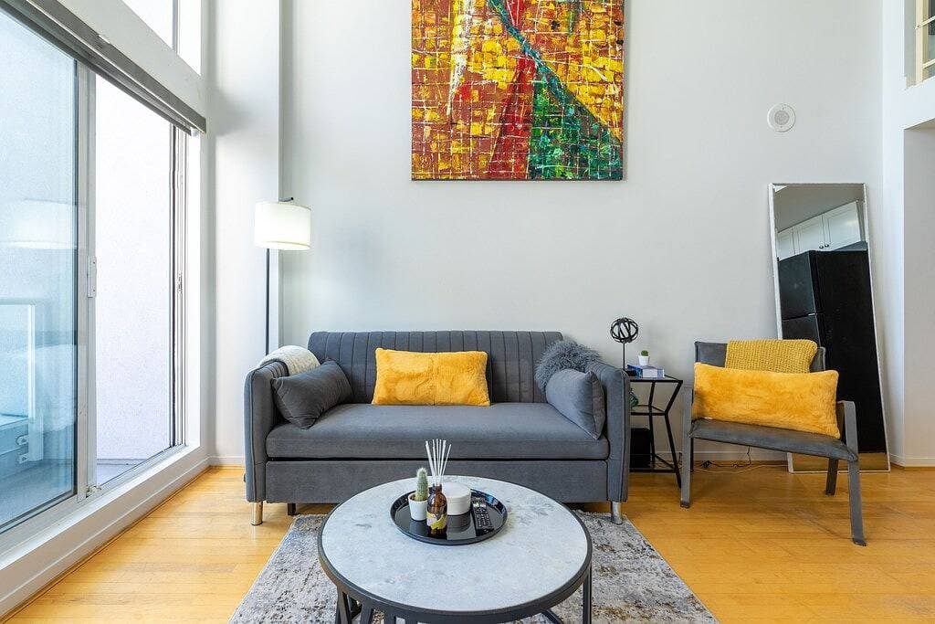 Foto 4 von 13: Modern Downtown Vancouver Loft. Parking included.