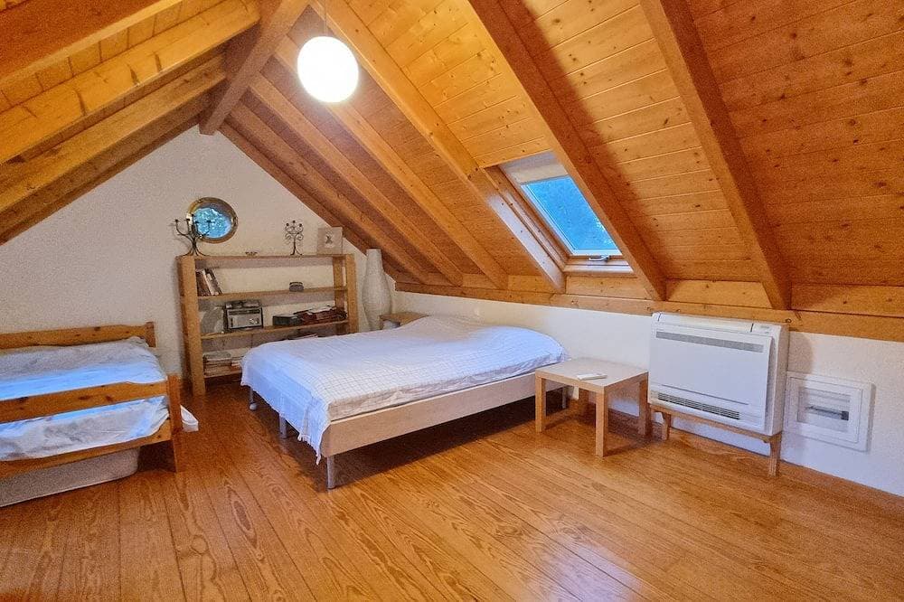 Foto 4 von 30: Small villa with a large private and quiet garden, 10 min walk from Metro