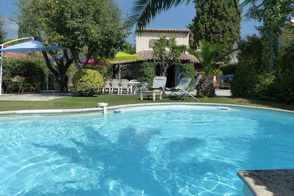 Single-storey house, rated 4*, air-conditioned, private pool. 10 minutes from the sea. 1