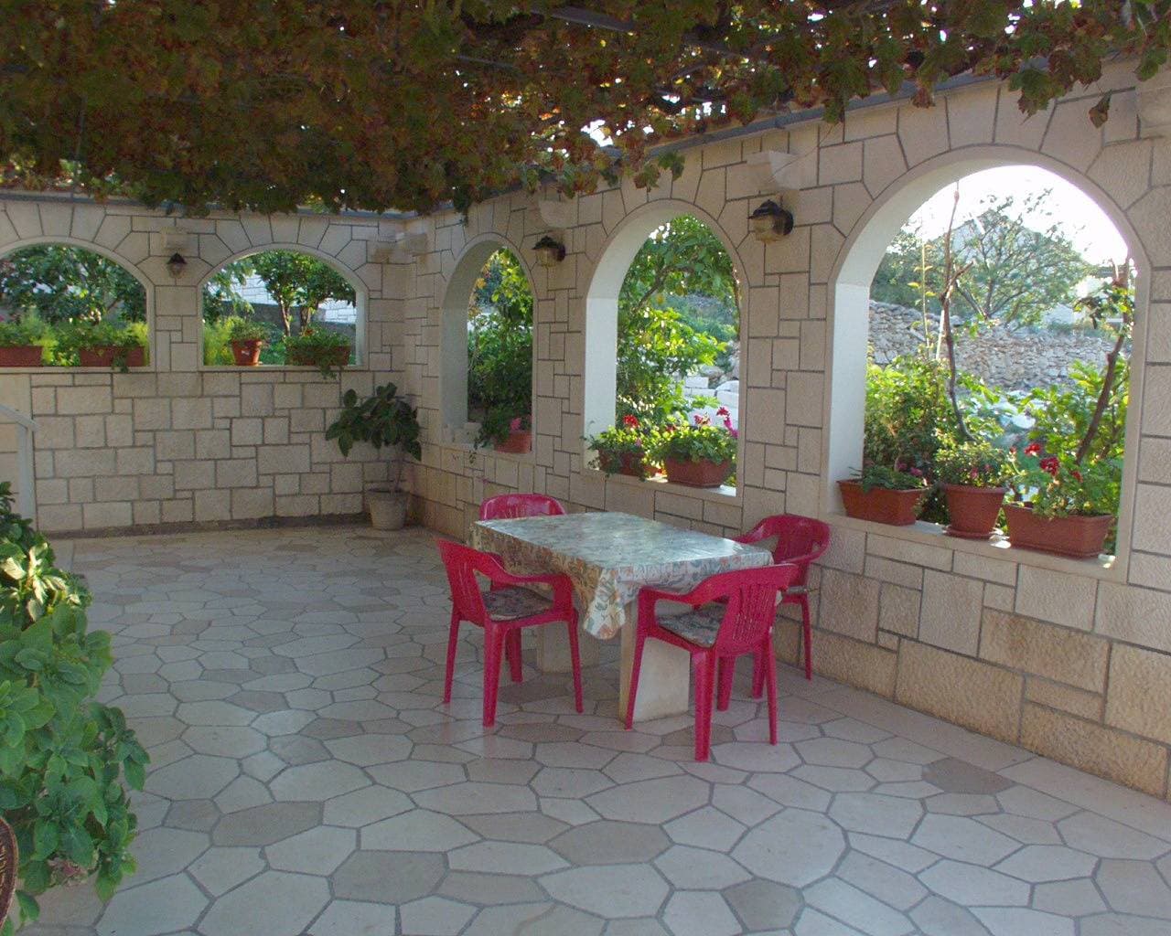 Foto 9 von 28: One bedroom apartment with balcony and sea view Postira, Brač -b